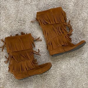 minnetonka fringe boots size 7